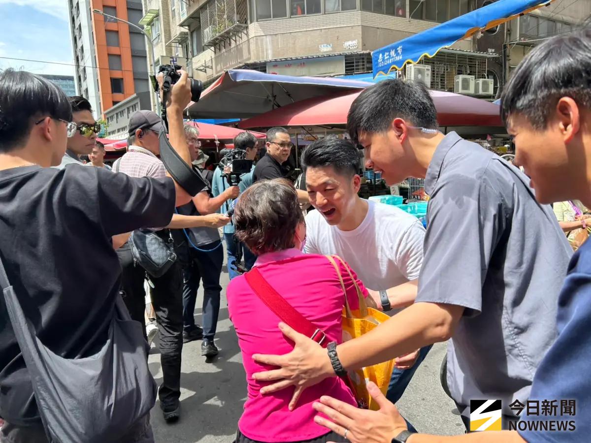 ▲台北市長蔣萬安連續兩週合體國民黨立委王鴻薇到市場掃街。（圖／記者林怡昕攝，2025.07.06）