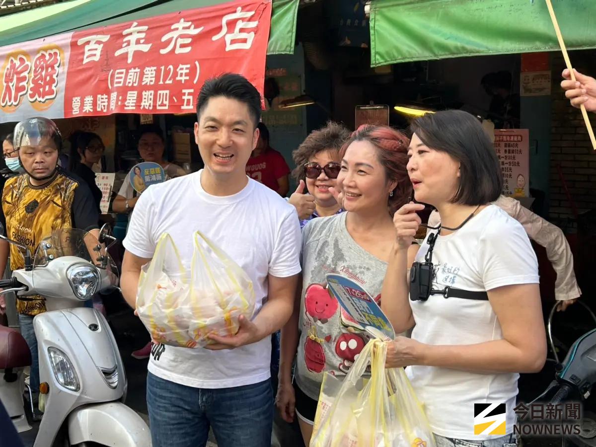 ▲台北市長蔣萬安連續兩週合體國民黨立委王鴻薇到市場掃街。（圖／記者林怡昕攝，2025.07.06）
