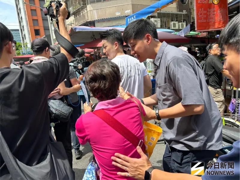 ▲不少婆媽不惜飛撲，也要跟蔣萬安握手合照。（圖／記者林怡昕攝，2025.07.06）