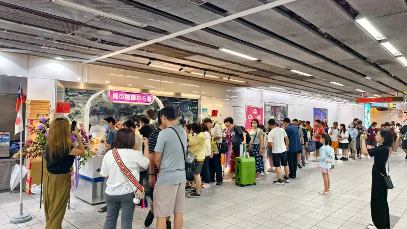 ▲高雄「樋口飯糰」之前爆出房東砸店以及租約爭議等事件，因此決議搬家，位在於左營捷運站內的新點店面今（6）日正式開幕，即便颱風天，卻依舊有排隊人潮。（圖／「阿捷的打飯班 旅遊&美食分享」授權提供）
