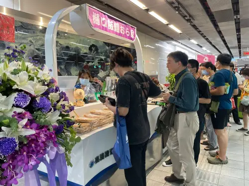 ▲「樋口飯糰」最新分點位在高雄捷運站內，今天無畏颱風依舊舉行開幕典禮，吸引不少人潮。（圖／「高雄美食走跳-刁嘴公主」授權提供）