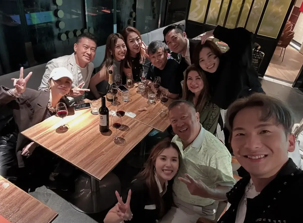 ▲港星曾志偉（下排左2）和25歲女星鄧凱文（下排左1）在TVB高層生日會上的合照姿勢惹議，照片中女方「被夾在曾志偉大腿中間」，尷尬的姿勢加上兩人47歲的年齡差，遭到許多網友批評。（圖／張佳添IG）