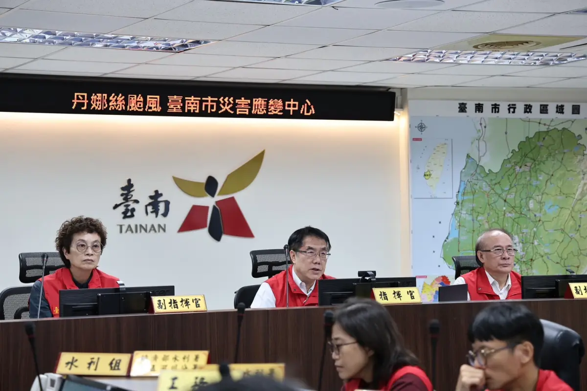 ▲因應丹娜絲颱風來襲，台南市災害應變中心今(6)日上午九點提升為一級開設，市長黃偉哲上午九點在應變中心，主持應變中心第一次工作會報。(圖／南市府提供)