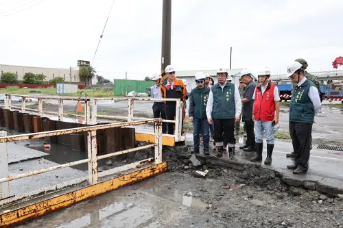 ▲黃偉哲在主持應變中心第一次工作會報後,隨即前往灣裡視察抽水站工程地點排水情況。(圖/南市府提供) ▲黃偉哲在主持應變中心第一次工作會報後,隨即前往灣裡視察抽水站工程地點排水情況。(圖/南市府提供)