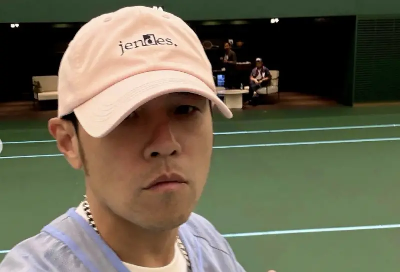 ▲周杰倫（如圖）戴著昆凌的帽子自拍，有人問他人生還有煩惱嗎？他也認真回覆「當然」。（圖／翻攝自周杰倫IG）