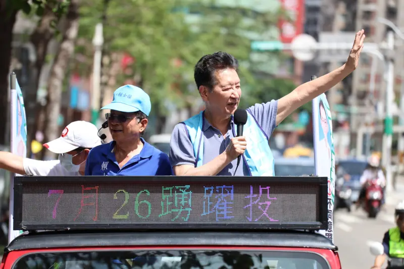 ▲前中廣董事長趙少康（右）喊話民眾踴躍投票，但7月26日投票當天，他卻要飛出國爽玩。（圖／翻攝自賴士葆臉書）