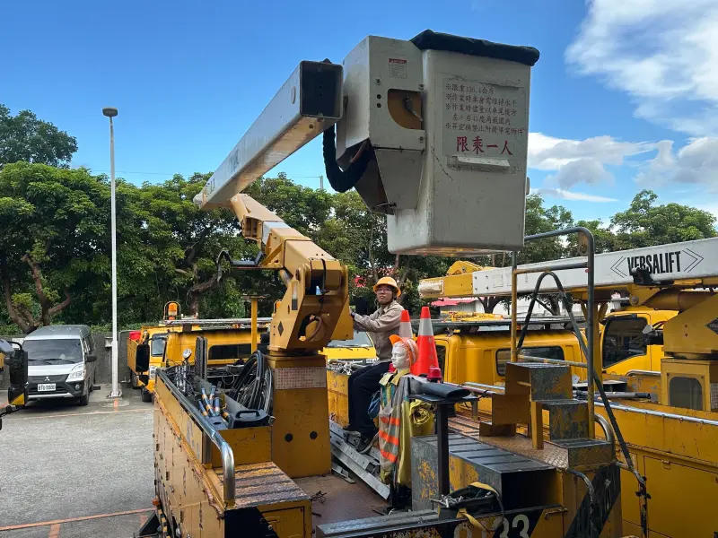▲屏東台電搶修人員已事先整備防颱的材料及機具。（圖／台電提供）