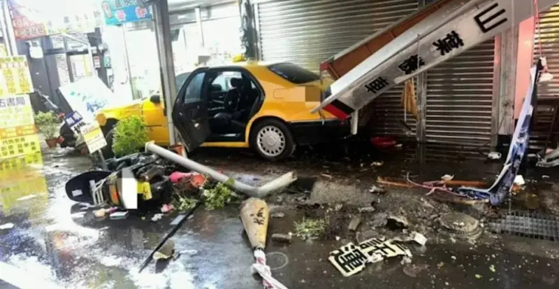 ▲楊姓男駕駛在雨中開著計程車行經中山路一段時，疑似遇到突發性疾病，整台車向右偏離衝撞民宅與停在騎樓3輛機車。（圖／翻攝畫面）