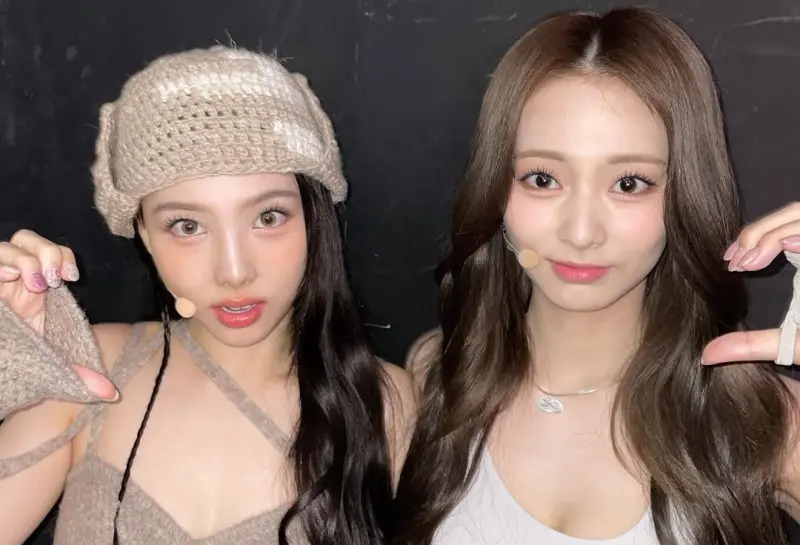 ▲娜璉（左）於4日首度來台，參加「高雄啤酒節」壓軸開唱，近日透露在高雄的每一餐，竟都是子瑜（右）的媽媽親自準備，整個超用心，讓粉絲感動喊：TWICE根本是一家人。（圖／娜璉IG）