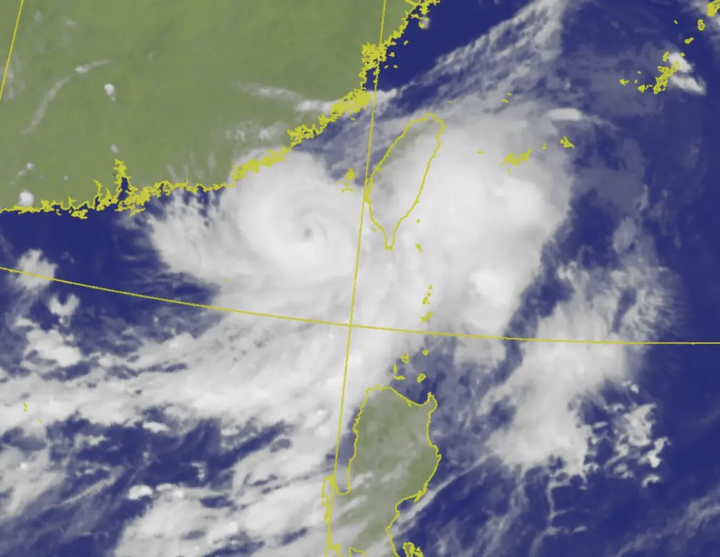 ▲丹娜絲颱風非常靠近台灣，路徑大方向是「北上通過台灣海峽」，未來將會逐漸加速，並替各地帶來顯著雨勢。至於會不會放颱風假，以台北市為例，預計今晚8點會公布。（圖／中央氣象署）
