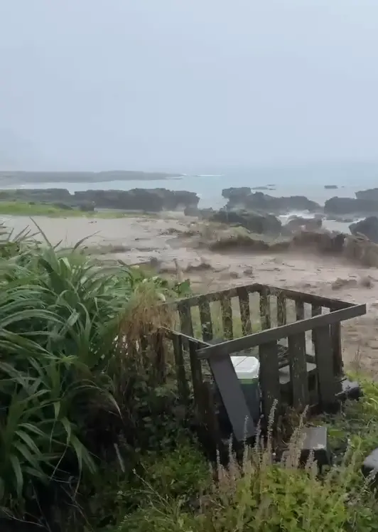 ▲台東縣蘭嶼鄉今日1時停班停課，東清往朗島部落道路因豪雨遭淹沒。（圖／陳畇潼授權提供）