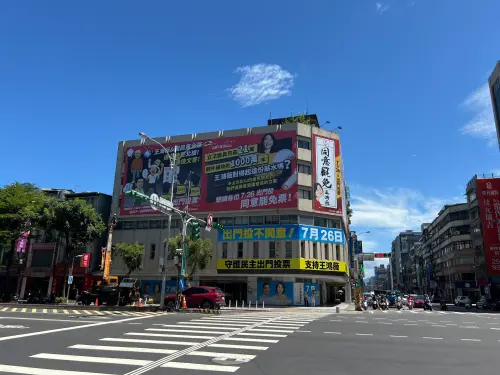 ▲罷免王鴻薇罷團「山除薇害」和王鴻薇對掛看板。（圖／翻攝自山除薇害臉書）