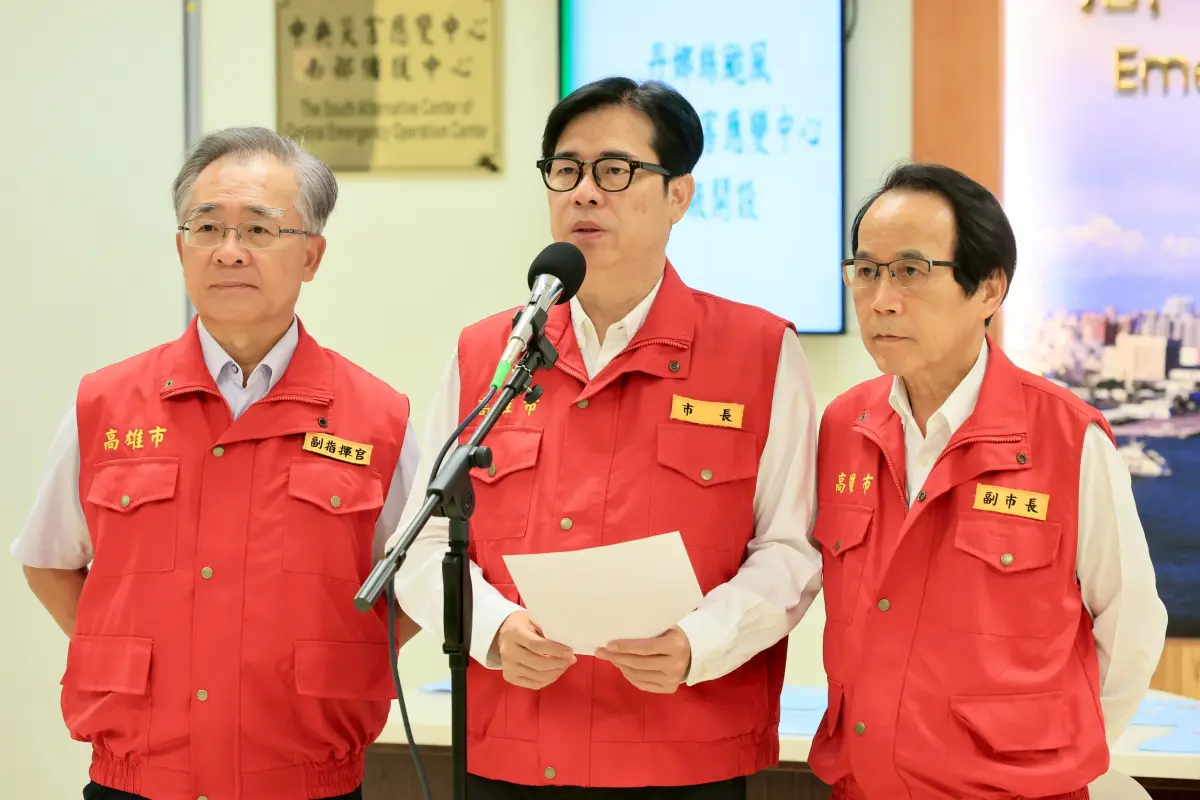 ▲高雄市長陳其邁今天主持災害應變會議，會後特別提醒大家做好防颱準備。他也要求警察局，在海邊活動的民眾，如果不聽勸離就立刻開罰。（圖／高市府提供)