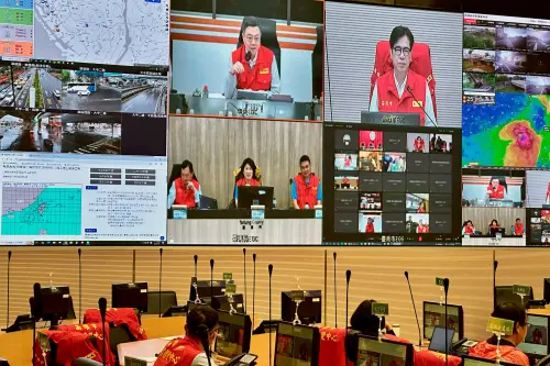 ▲高雄市長陳其邁今早前往災害應變中心召開第一次工作會議，並與行政院及各區公所視訊。（圖／高市府提供）