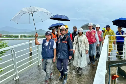 ▲陳其邁在視察完美濃湖後，隨即又繼續前往桃源區視察山區居民撤離與橋樑道路的防災工作。(圖／高市府提供)