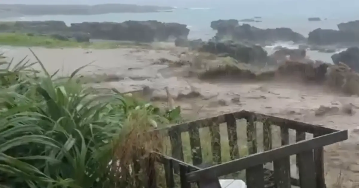 ▲台東縣蘭嶼鄉今日1時停班停課，東清往朗島部落道路因豪雨遭淹沒。（圖／陳畇潼授權提供）