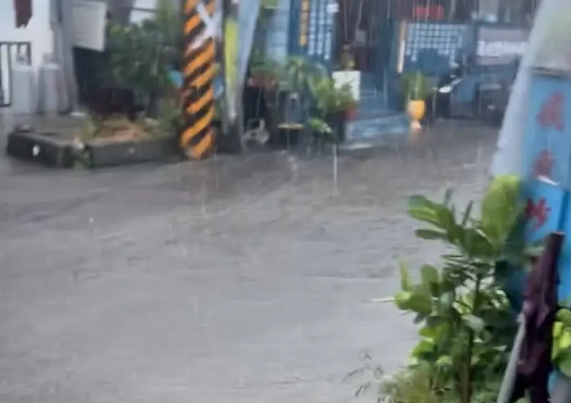 ▲蘭嶼今日下午緊急放颱風假，當地暴雨不斷，甚至出現淹水等災情，讓在地人崩潰直呼「差點回不了家」。（圖／Threads@xin_.8_21提供）