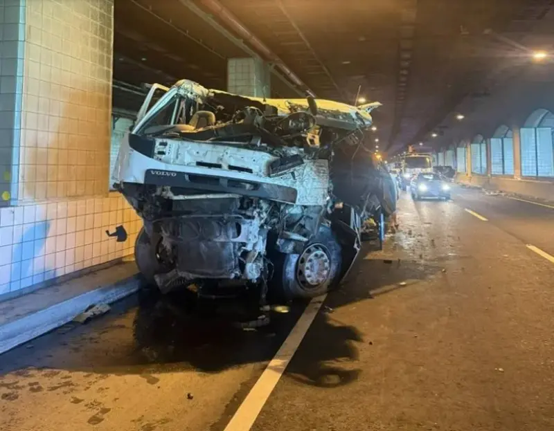 ▲新竹鳳鼻隧道死亡車禍，一輛半聯結車自撞護欄彈回，再撞上前方行駛的自小客車，聯結車駕駛不治。（圖／翻攝畫面）
