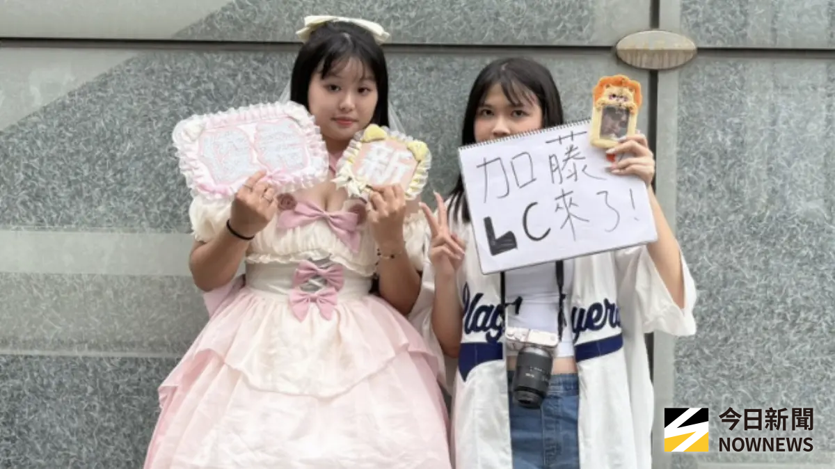 ▲人氣男團F.F.O今（6）日於台北舉辦簽唱會，《NOWNEWS今日新聞》記者稍早親臨現場，上百名粉絲熱情程度更勝「丹娜絲」威力，也捕捉到1名身穿婚紗的粉絲「小驚喜」（左），透露今天要嫁給俊希，更表示追隨F.F.O花費至少超過10萬元，「不敢去算！」（圖／記者黃聖凱攝影）