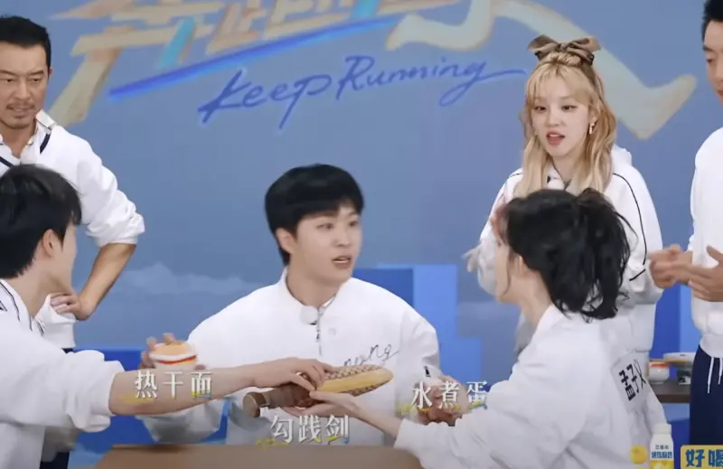 ▲《奔跑吧》孟子義（右）是遊戲黑洞，惹火范丞丞（中間），效果十足，而雨琦（右後）在她身後幫忙提示，被粉絲說很暖心。（圖／翻攝自YouTube 浙江衛視）