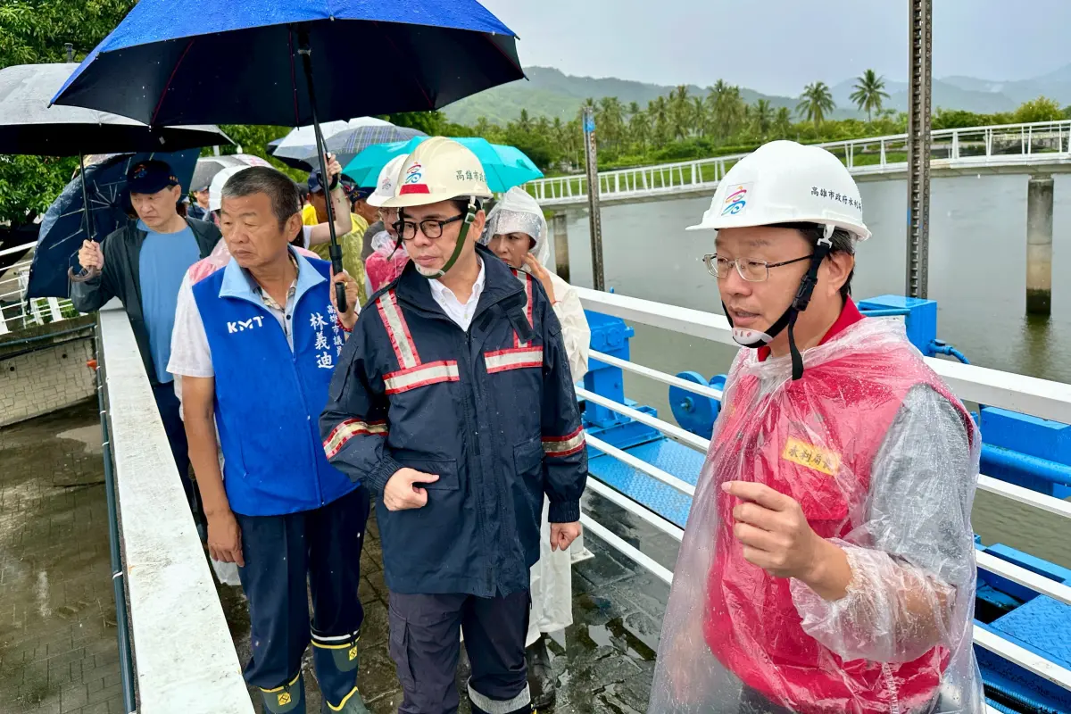 ▲高雄市長陳其邁心繫各地防災整備情形，率工務、水利、環保等局處首長前往美濃湖，視察相關清淤、水利作業。（圖／高雄市政府提供）