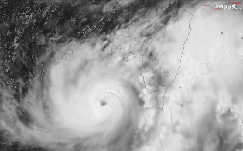 ▲丹娜絲颱風稍早路徑又更靠東，暴風圈將提早接觸台南、高雄、屏東陸地，少了中央山脈破壞，劇烈風雨帶來強大威脅。（圖／取自臉書粉專「台灣颱風論壇｜天氣特急」）