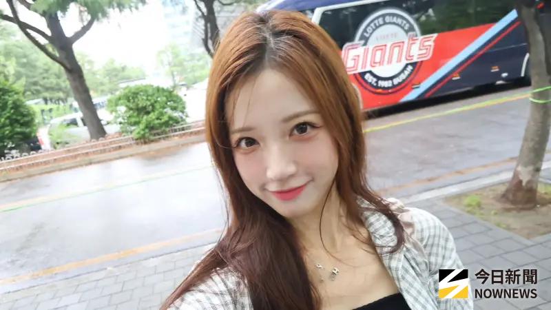 ▲前富邦悍將韓籍女神、「釜山女神」李晧禎名字無預警被樂天巨人官網撤下，目前已超過2個月未上場應援，引發外界熱議，她曾在影片中向好友李素泳坦言想將舞台留給年輕後輩，因此暫不赴台發展，但仍表示若有嘉賓機會會驚喜登場。（圖／記者張一笙攝）