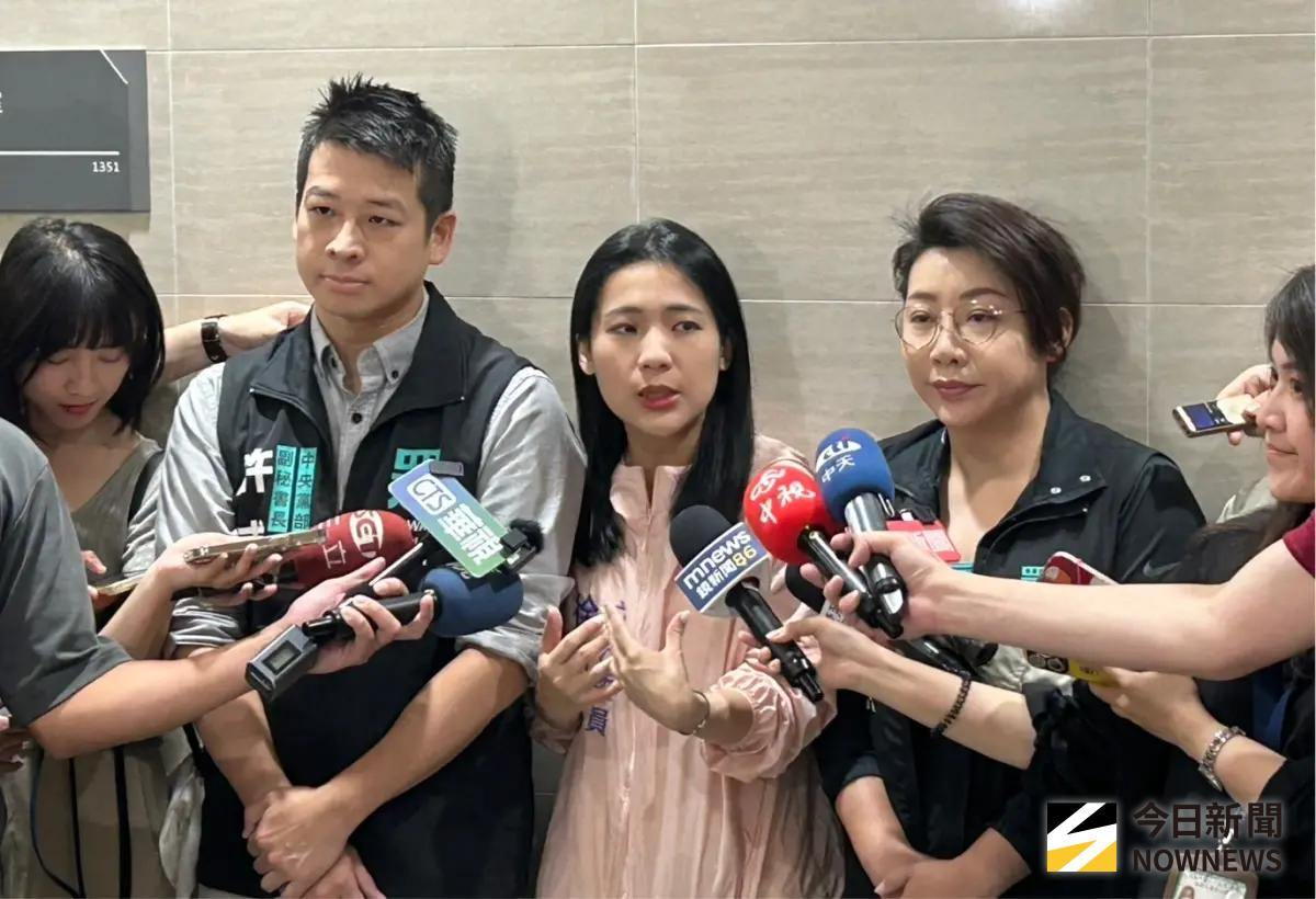 ▲民眾黨副秘書長許甫（左）、北市議員林珍羽（右）今幫國民黨立委徐巧芯站台。（圖／記者林怡昕攝，2025.07.06）