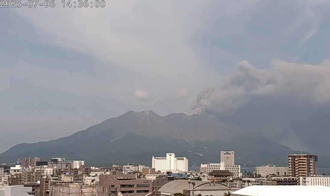 ▲日本應島火山爆發，火山灰直衝天際。（圖／翻攝自財宝公式チャンネルYouTube）