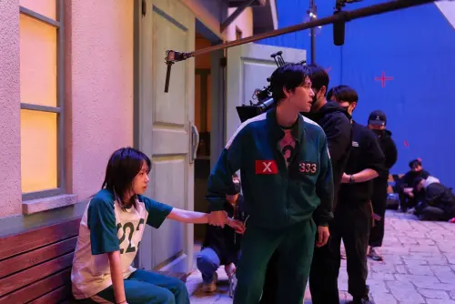 ▲《魷魚遊戲3》任時完（右）、曹柔理（左）僵硬互擁！粉絲：這才是我們想看的。（圖／魷魚遊戲IG）