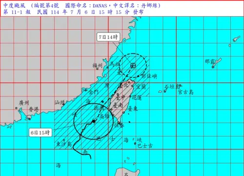 ▲丹娜絲颱風今(6)日15時最新位置越來越貼近台灣,本島全部納入陸警範圍。(圖/中央氣象署) ▲丹娜絲颱風今(6)日15時最新位置越來越貼近台灣,本島全部納入陸警範圍。(圖/中央氣象署)