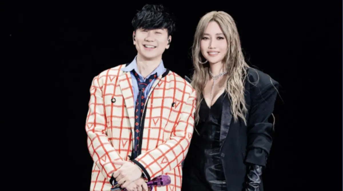 ▲林俊傑《JJ20 FINAL LAP》世界巡迴演唱會昨（5）日登上北京鳥巢開唱，驚喜邀請A-Lin（右）合體，2人全球首唱從未曝光的合作單曲〈在月蝕裡抱緊我〉，全場陶醉在「2片行走的CD」歌聲之中，留下最動人美好的一夜！（圖／JFJ PRODUCTIONS提供）