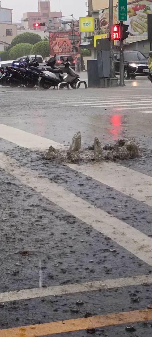 ▲台中市昨天下不到一個小時的雨，街道積水的災情比前天更嚴重。（圖／台中市議員陳俞融提供，2025.07.06）