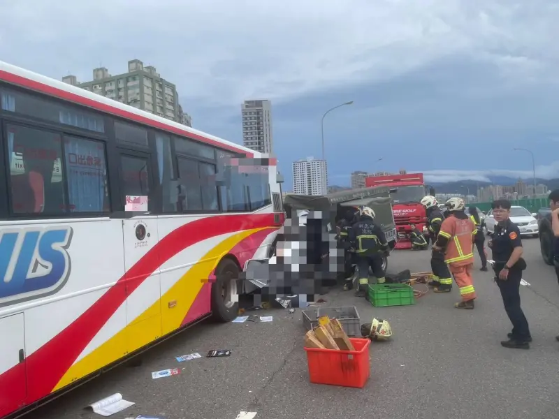 ▲台65線新北市路段，6日下午發生客運遭追撞的嚴重車禍。（圖／翻攝畫面）