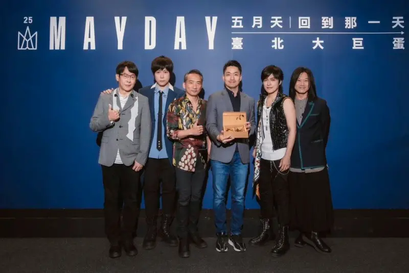 ▲台北市長蔣萬安與天團「五月天」合照的貼文底下，被想放颱風假的網友灌爆。（圖／蔣萬安臉書）