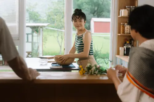 ▲《就算一個人也可以好好的吃飯2》胡宇威再次飾演「煮飯男友」湯瑪士，李玲葦回歸演出「甜點系女孩」艾蜜莉。（圖片提供：公視+）