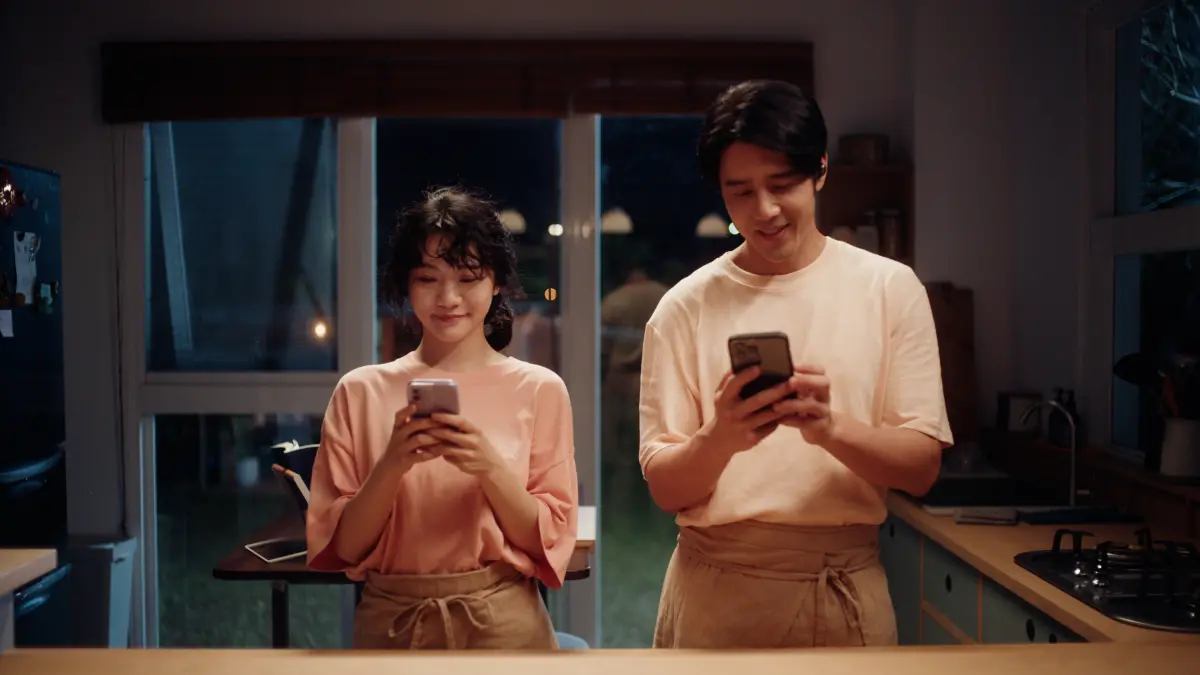 ▲《就算一個人也可以好好的吃飯2》胡宇威（右）再次飾演「煮飯男友」湯瑪士，告別悔婚的未婚妻後，在李玲葦（左）身上看到不同愛人的方式。（圖／公視+）