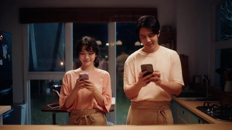 ▲《就算一個人也可以好好的吃飯2》胡宇威（右）再次飾演「煮飯男友」湯瑪士，告別悔婚的未婚妻後，在李玲葦（左）身上看到不同愛人的方式。（圖／公視+）