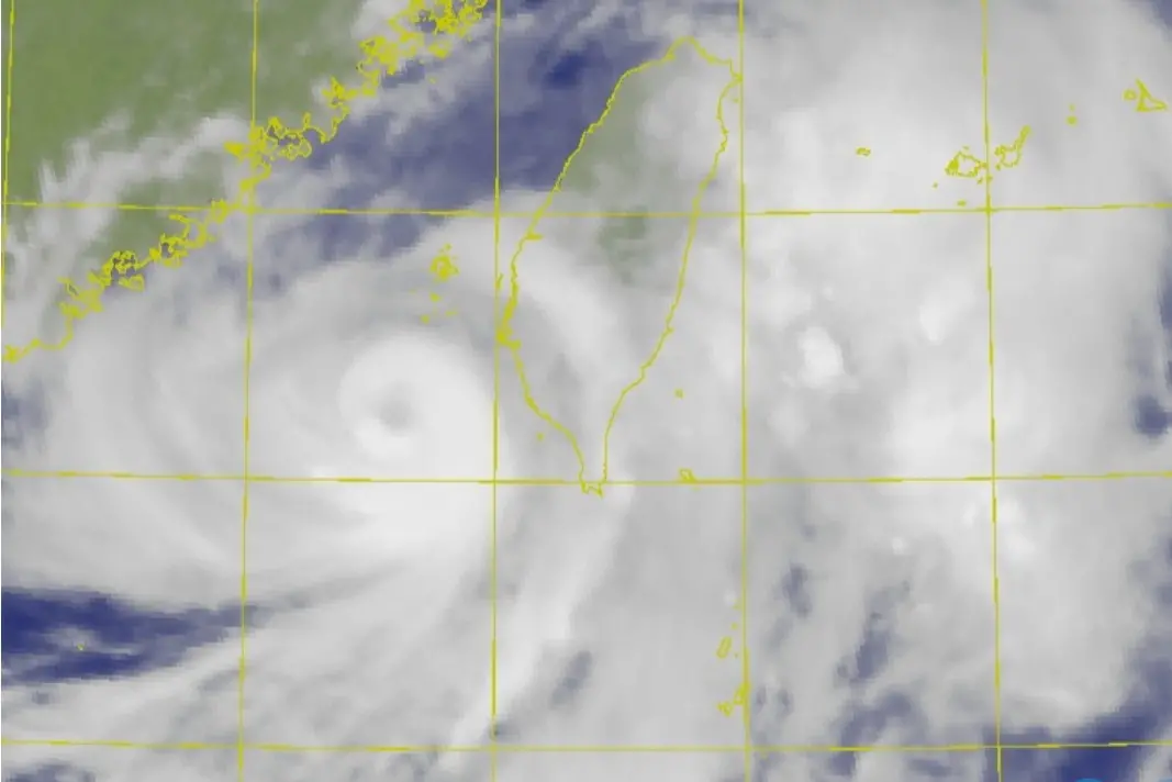 ▲丹娜絲颱風暴風圈稍早已觸陸，颱風中心不排除登陸台灣西部的可能性。（圖／中央氣象署）