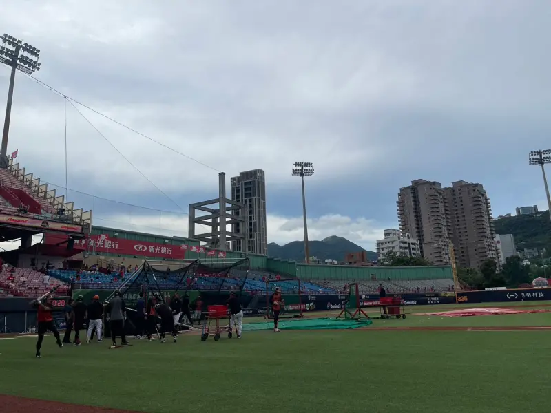 ▲由於台北市目前尚未宣布今晚停班停課，味全龍今（6）日在主場天母棒球場與統一獅三連戰最後一場將照常開打，根據聯盟場務組回應，若比賽開打後下雨，將照過往雨勢、風勢來判斷是否需要延賽。（圖／記者林子翔攝）