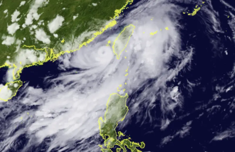 ▲丹娜絲颱風暴風圈接觸台灣陸地，不排除在今天深夜至週一清晨（6/7）登陸在「西半部縣市」。（圖／翻攝向日葵8號衛星）