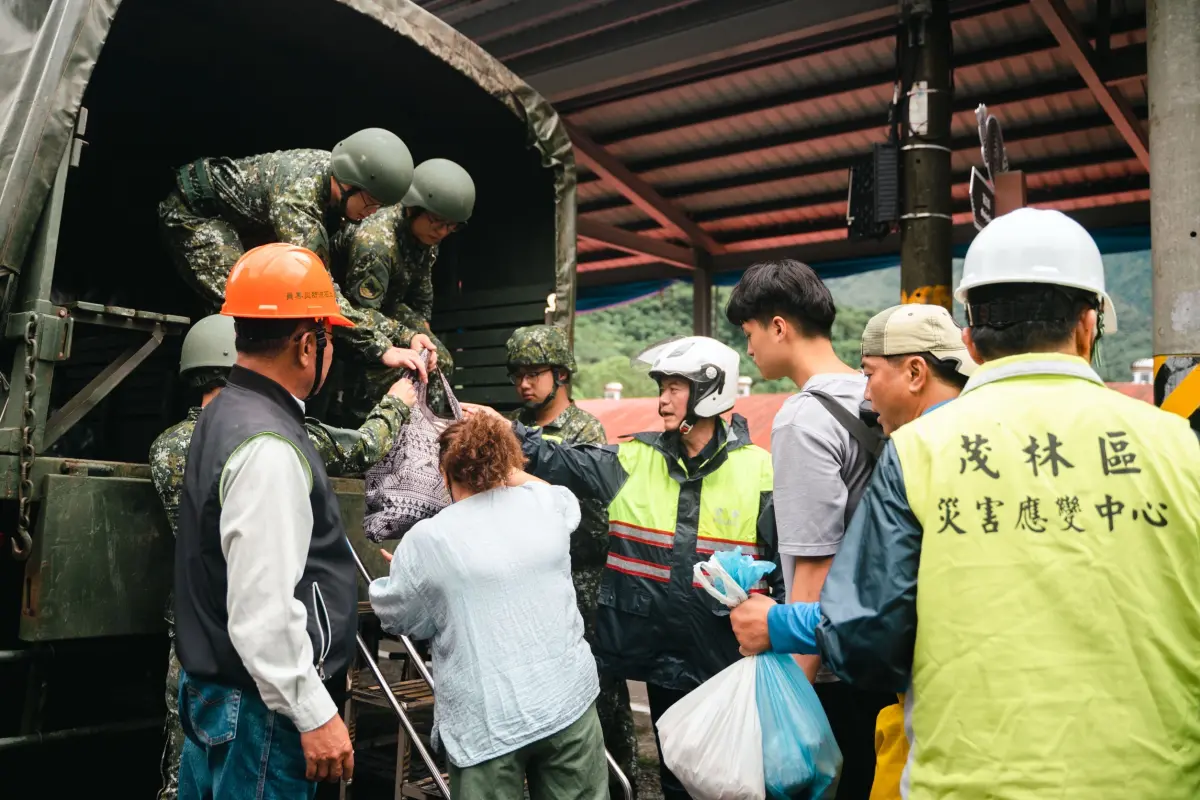▲陸軍四支部官兵協助茂林區居民預防性撤離。（圖／第四作戰區提供）