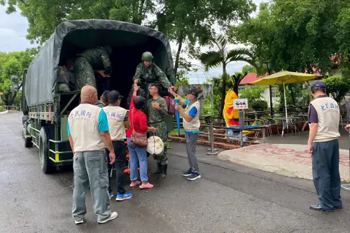 後備茂林區輔導幹部協力預防性撤離 ▲後備茂林區輔導幹部協力預防性撤離。(圖/後備指揮部提供)