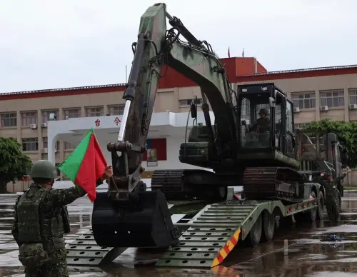 陸軍54工兵群執行工兵裝備上板作業 ▲陸軍54工兵群執行工兵裝備上板作業。(圖/第四作戰區提供)