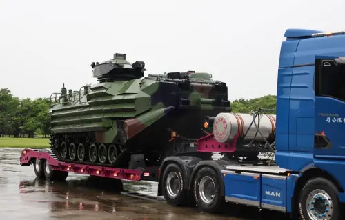 海軍陸戰隊AAV7兩棲突擊車先行進駐官田營區待命災防任務 ▲海軍陸戰隊AAV7兩棲突擊車,先行進駐官田營區待命災防任務。(圖/第四作戰區提供)
