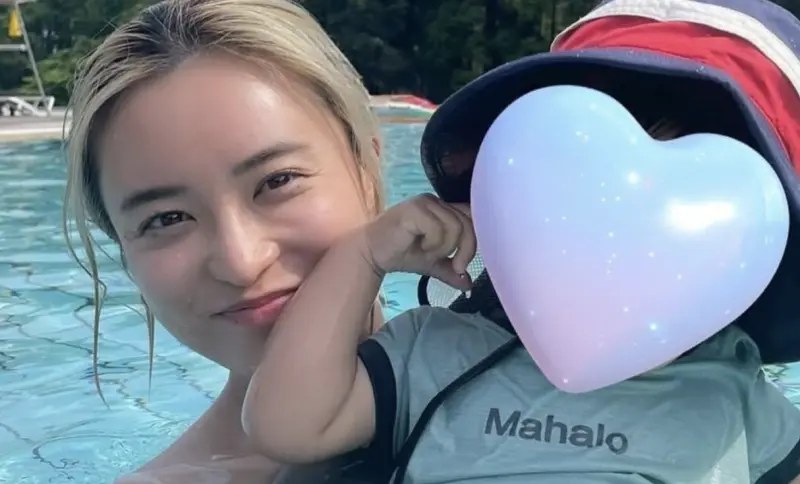 ▲日本31歲女星小島瑠璃子2月喪夫，時隔5個月她更新近況。只見她變身金髮辣妹，抱著小孩笑得非常甜。（圖／小島瑠璃子IG）