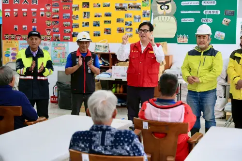 ▲陳其邁趕赴勤和里活動中心慰問已完成撤離的里民與長者，關心大家的身心狀況，也感謝鄉親配合避災措施。（圖／高市府提供）