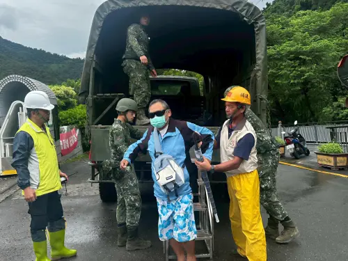 後備茂林區、桃源區及美濃區輔導幹部協力預防性撤離 ▲後備茂林區、桃源區及美濃區輔導幹部協力預防性撤離。(圖/後備指揮部提供)