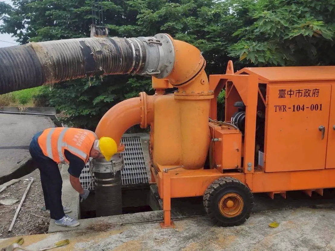 ▲台中市水利局吊運抽水機至預布點後裝管，今（6）日完成27台移動式抽水機預布。（圖／台中市水利局提供）