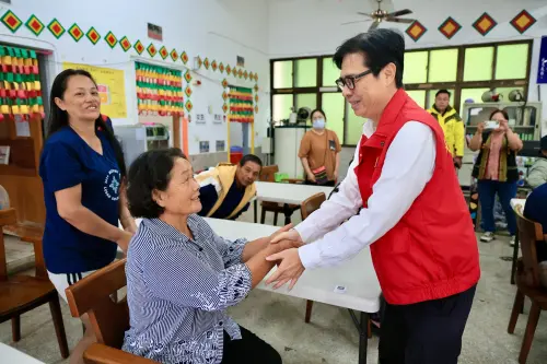 ▲高雄市長陳其邁慰問撤離民眾。（圖／高市府提供）
